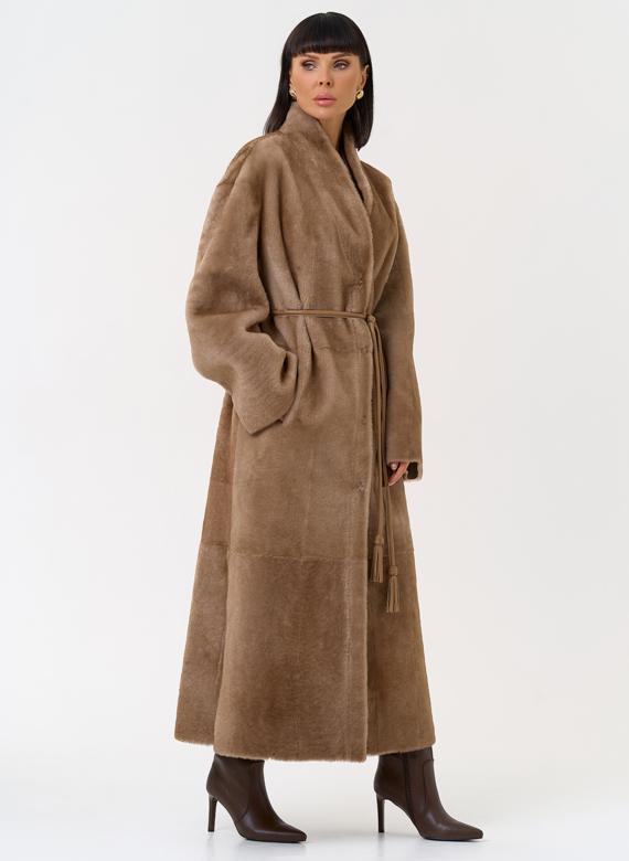 Двухсторонняя женская дубленка с декоративным поясом