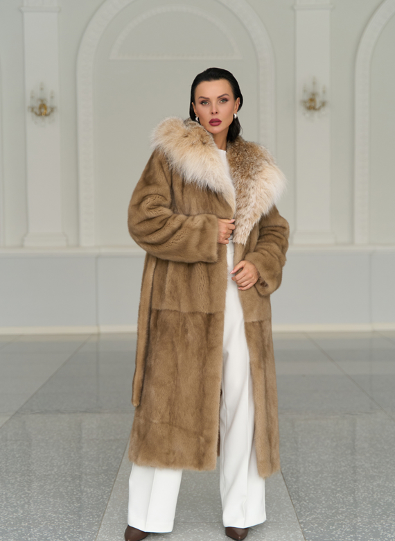 Женская шуба из меха норки с капюшоном из меха рыси