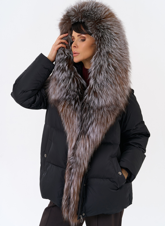 Женский пуховик с отделкой из меха блюфрост