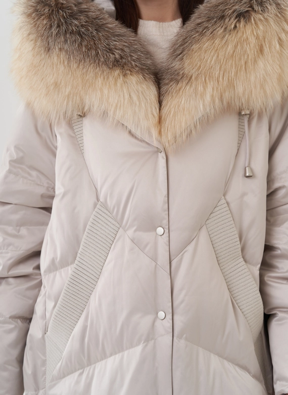 Пуховик с отделкой капюшона из меха лисы