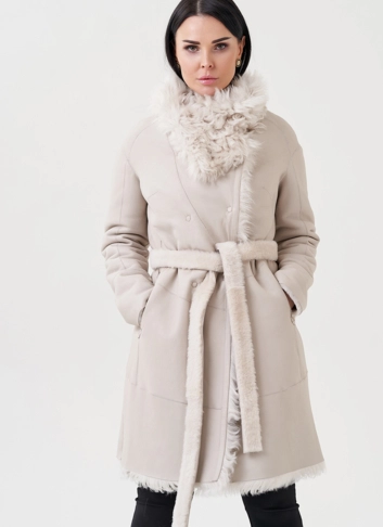 Женская дубленка бежевого цвета 