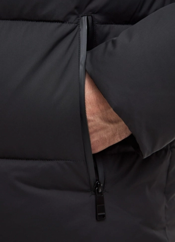 Мужской пуховик черного цвета 