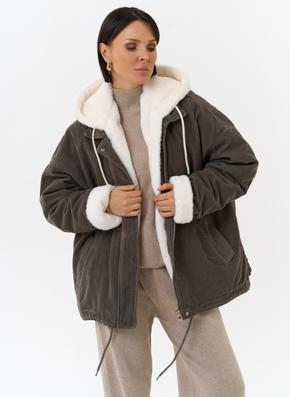 Женская утепленная куртка с отделкой из эко меха