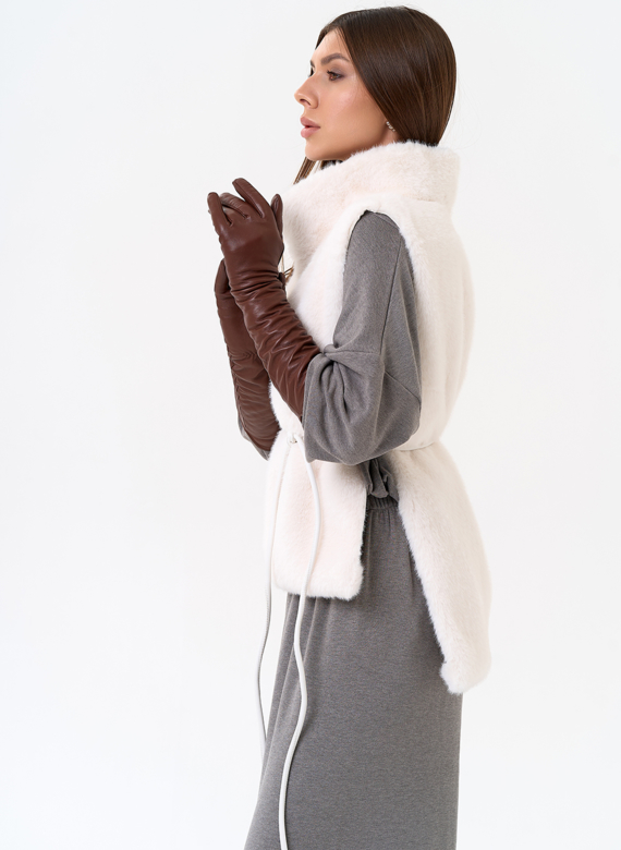Женская манишка из эко меха в светлом цвете