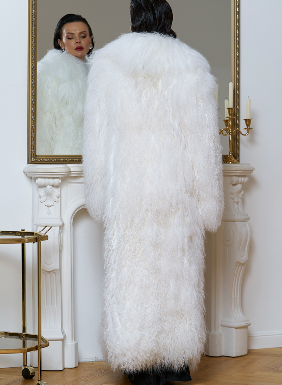 Длинная шуба белого цвета из меха ламы