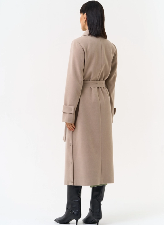 Женское пальто с английским воротником