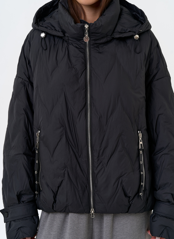 Женская куртка с капюшоном в черном цвете
