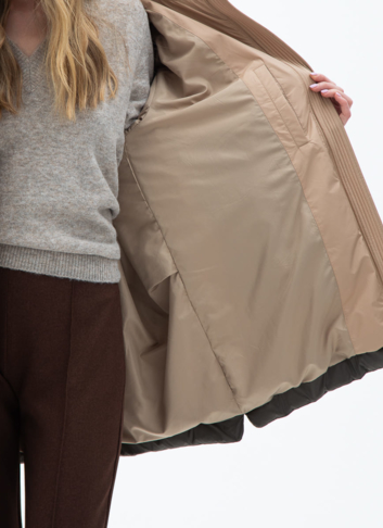 Женский удлиненный пуховик  капюшоном