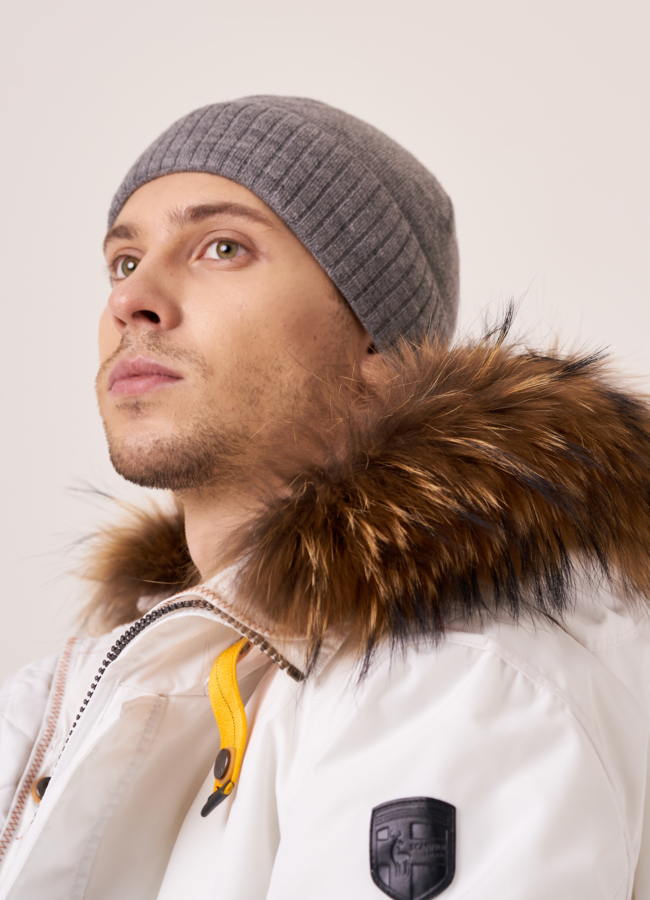 Шапка мужская серого цвета модель № 2903 меха малина