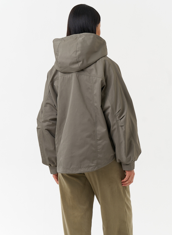 Короткая женская ветровка с капюшоном