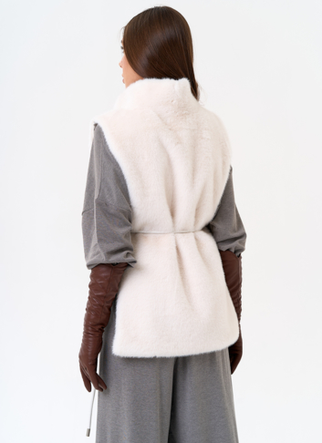 Женская манишка из эко меха в светлом цвете