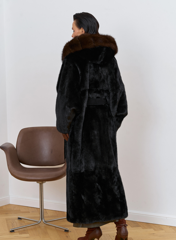 Шуба из меха норки с капюшоном из меха куницы