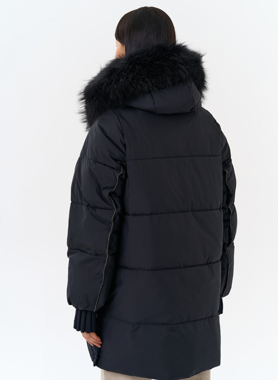 Женский пуховик с капюшоном из меха енота