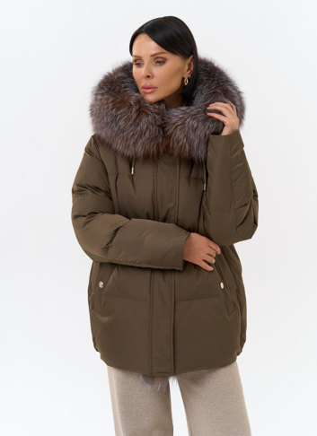 Женский пуховик с отделкой из меха блюфрост